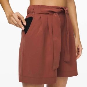 Lululemon EUC Noir shorts 5.5 inseam clay rust color size womens 6